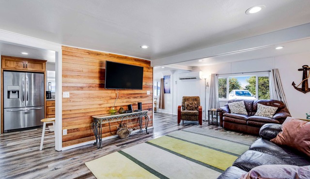 Gorgeous home overlooking the bay near a boat launch dog friendly