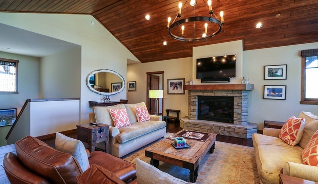 Graystone 2110 5-Star Luxury House with Private Jacuzzi and Double Garage by RedAwning