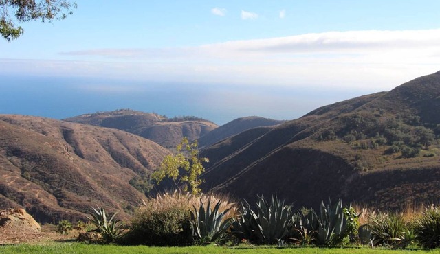 Guesthouse in very private location in Malibu with ocean views!