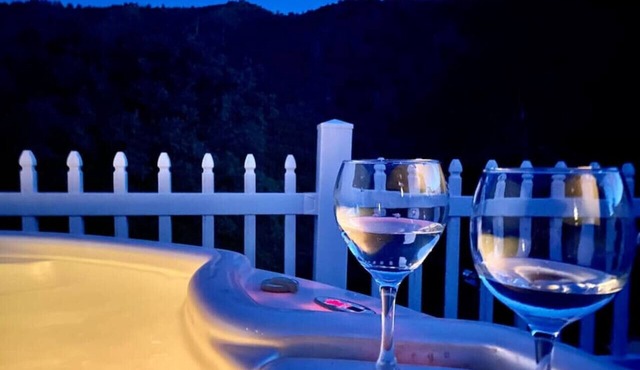 Happy Hedgehog - River Views - Hot Tub - Private