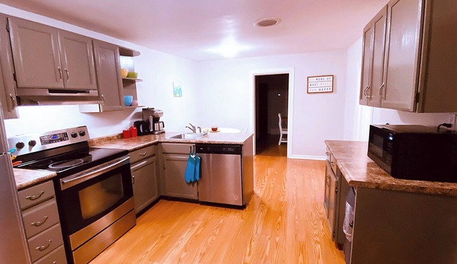 Happy House - perfect for family gatherings | Free Parking | Downtown