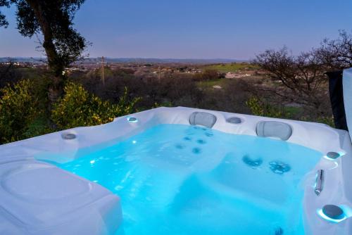 Harleys Hideaway Hilltop Views, Hot Tub & Pets
