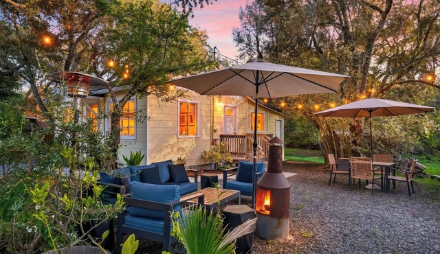 Hobby Vineyard + Firepit + Outdoor Living + EV Charger | Grapevine Cottage