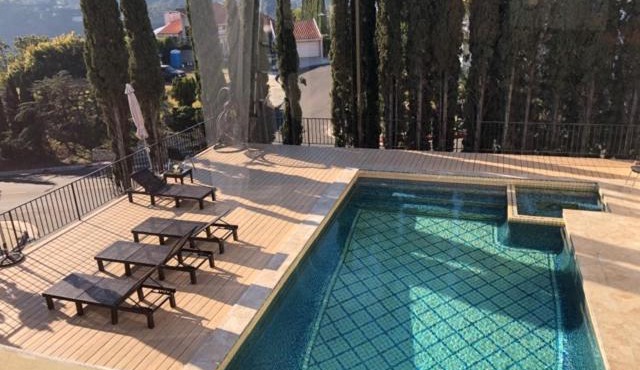 Hollywood Hills private room