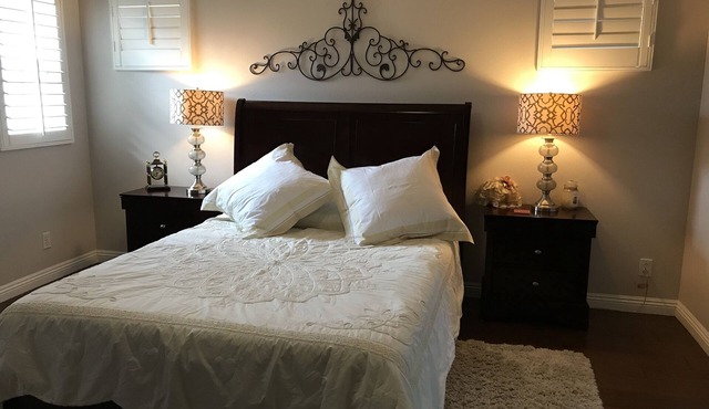 Home away from home , quiet, walking distance to shopping center, 15 min of d