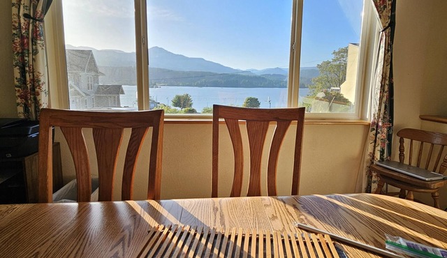 Home by the river, welcoming & sweet! Pet friendly.