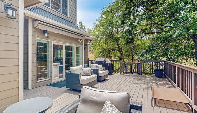Hot Tub & Deck! Outdoor Basecamp in Klamath Falls