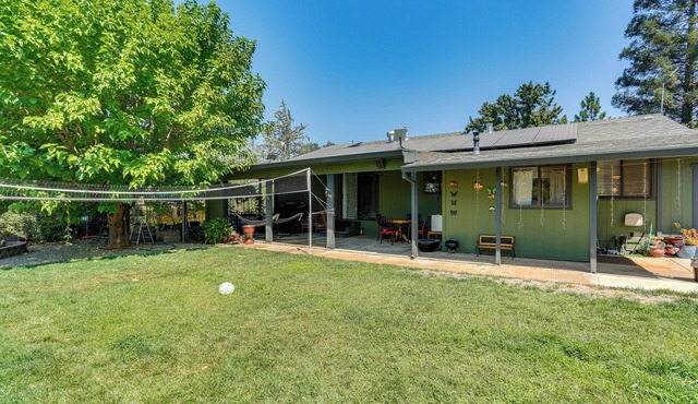 Hot Tub, Dog-Friendly Yard! 3-Acre Redding Retreat