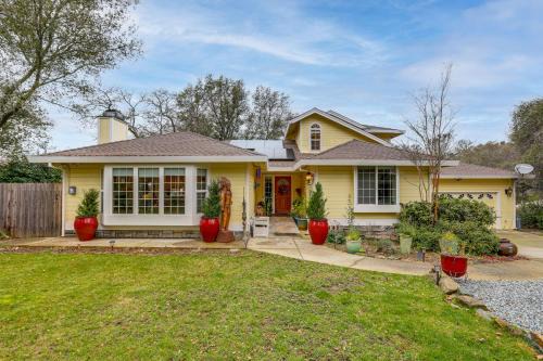 Hot Tub & Huge Patio: Home 5 Mi to Old Town Auburn