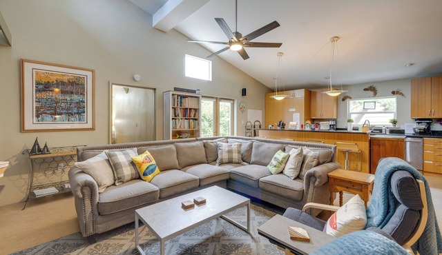 House w/Hot Tub & Deck - Walk to Seaside Beach!