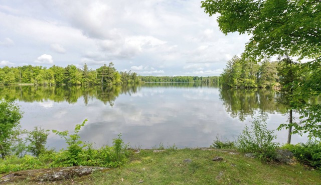 Idyllic 2-Bed Lakeside Cabin: Comfort for 4, Nature Access!