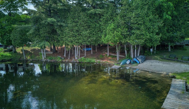 Idyllic 2-Bed Lakeside Cabin: Comfort for 4, Nature Access!