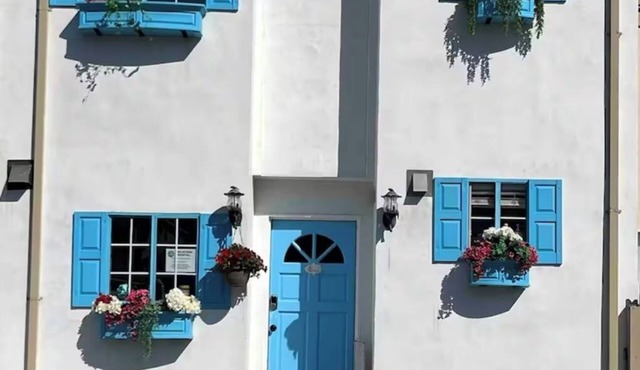 In town & WALK TO BEACH. nA 2-Story, 986 sq ft family & pet friendly townhome.