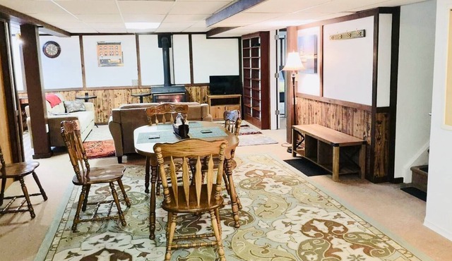 Kingston ON -One Bedroom plus large loft Separate Entrance Apt-3 beds (1 q+ 2 s)