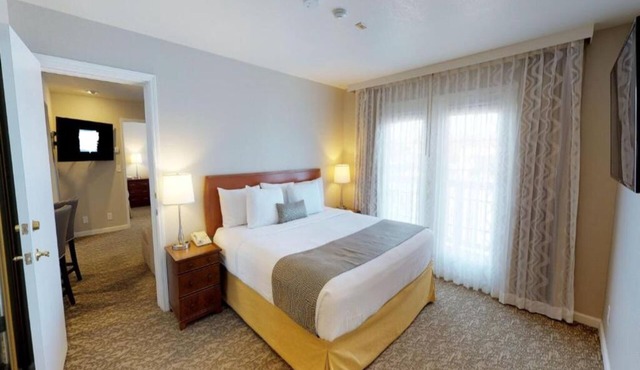 Kitchen-Equipped Suite w/Fireplace & Chill Seating – Free Breakfast