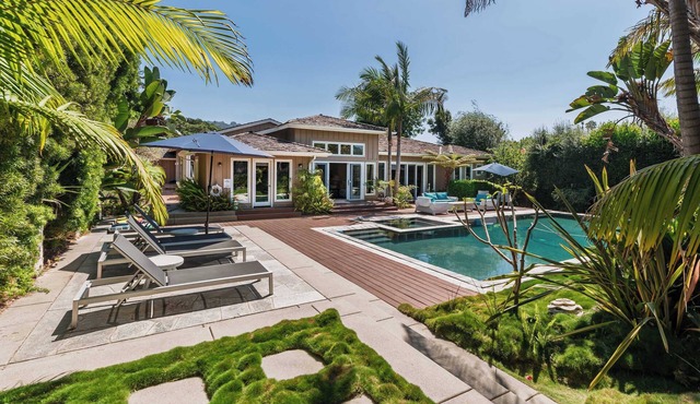 La Jolla Retreat: Pool, Tennis, & Walk to Beach