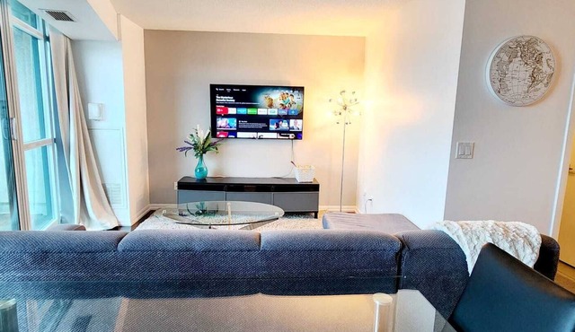 Lakefront living Downtown Toronto with Free Parking, indoor swimming and gym