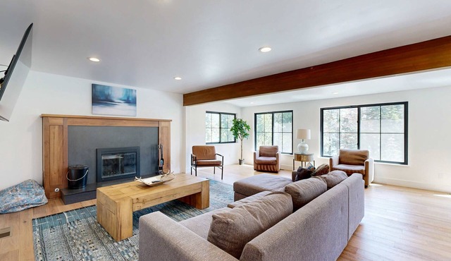 Lakeside Modern: Water-View Dining Room & Deck, 2,600 Sq Ft, Walk to Beaches