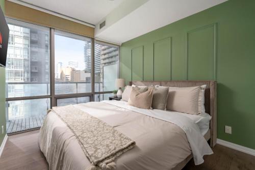 Large 2BR on Bay Street 4 Beds with Balcony