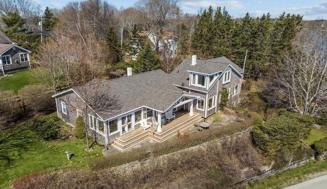 Large, modern Cape Cod style cottage in oceanside charming town