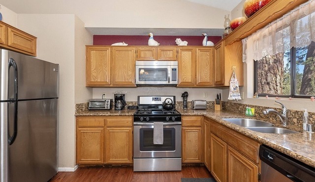 Lazy Bear Lodge by Destination Big Bear : Affordable! Near Slopes! Pool Table! BBQ! Wood Burning Fireplace!