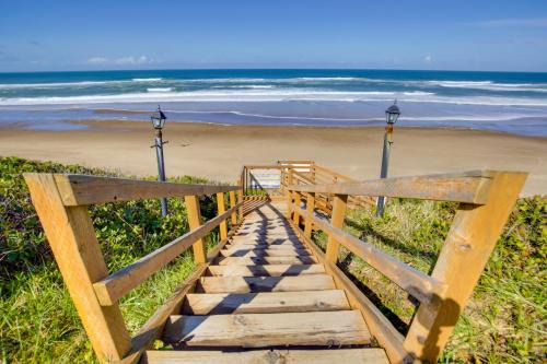Lincoln Resort Condo w/Ocean Views & Pool Access