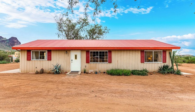 Lovely 2-bedroom house with AC in peaceful Apache Junction.