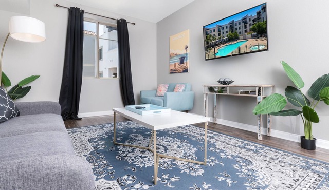 Lux Apt by SeaWorld. Pool, Hot Tub, Gym, King Beds