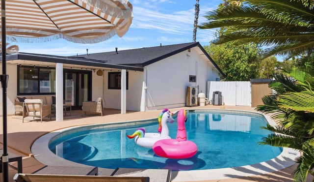 LUX Home San Diego Oasis Pool, Jacuzzi, Firepit, Game Room, & Outdoor Living