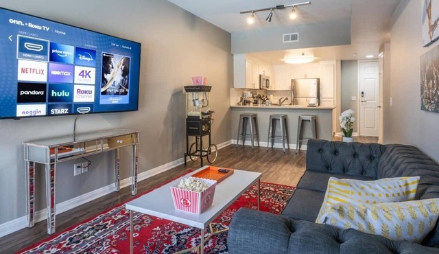 Lux King Bed Suite w/70"TV/Pool/Sauna/Gym/GameRoom