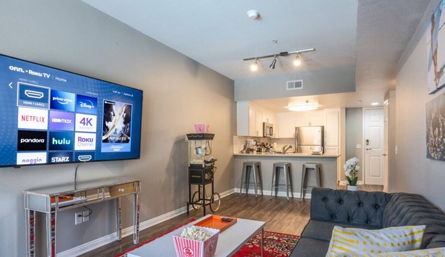 Lux King Bed Suite w/70"TV/Pool/Sauna/Gym/GameRoom