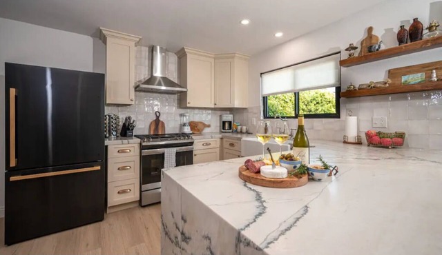 LUXE brand-new designed 2 bd/2 bath w/backyard
