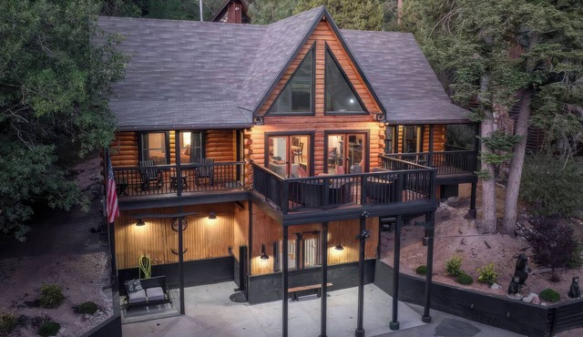 Luxe Moonridge Log Cabin w/Hot Tub + Games + Fire Pit + AC!