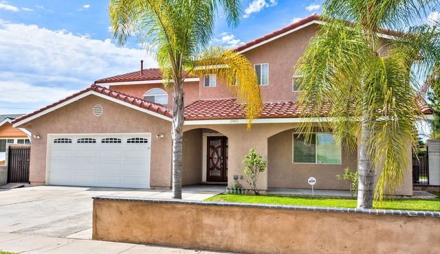 Luxurious 4400 sqft house Disneyland, Knotts, water park, beach, Kid's rooms