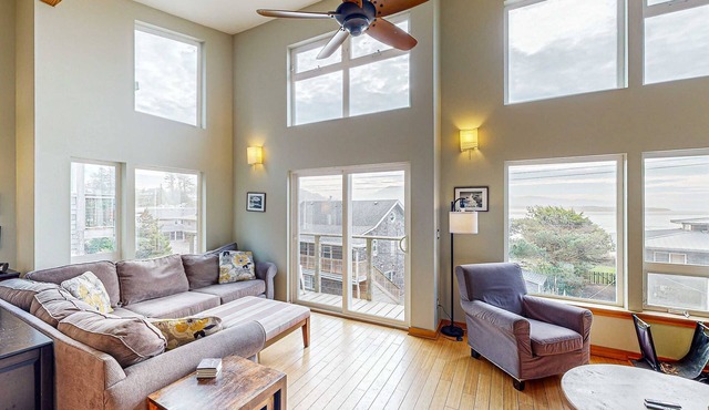 Luxurious Dog Friendly Home with Ocean Views Beach Access and Free WiFi