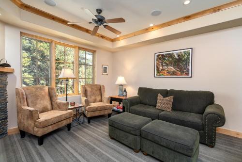 Luxurious Modern Condo! - SM #207