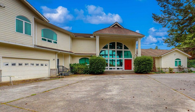 Luxurious Riverfront House withRiver Views, Private Sauna, Pool Table, & Free WiFi