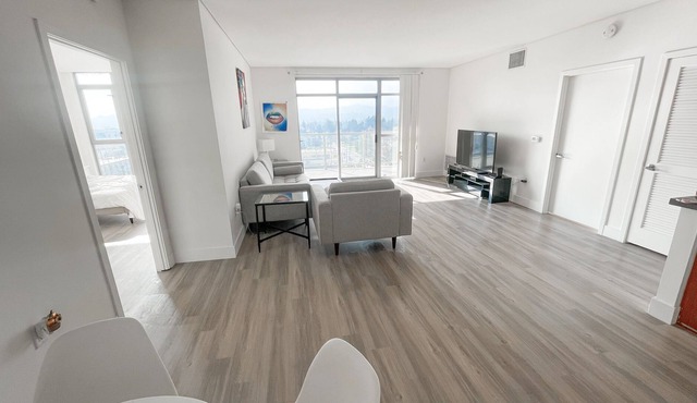 Luxury 2 Bed, 2 Bath Apt with Private Balcony - 10 min to Burbank