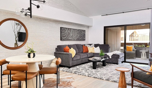 Luxury gated downtown Palm Springs condo: spectacular views, pool, spa, tennis