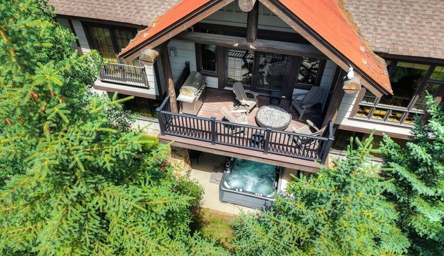 Luxury Lodge, 6 Bedrooms, 2 Minutes from Downtown, Hot Tub, Chefs Kitchen
