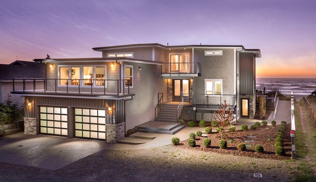 Luxury Ocean Front. 9 Bdrm, 7 bth. 7400 sq/ft. w/Hot tub, Theater, Wifi