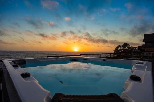 Luxury Oceanfront Retreat w Hot Tub Fire Table & Pacific Views near SF