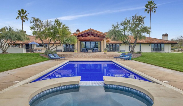 Luxury Villa: Pool, Hot Tub, Pickleball, Ping-Pong & Bocce. 10 min to downtown!