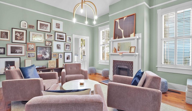 Manor with Private Courtyard, Private Parking by Lucky Savannah