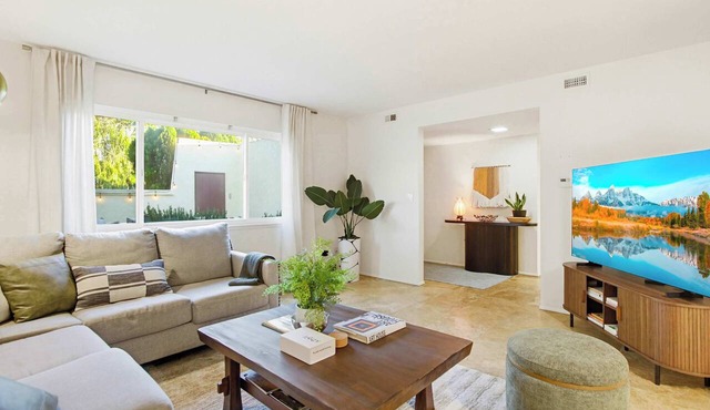 Mid-century oasis | Private courtyard!