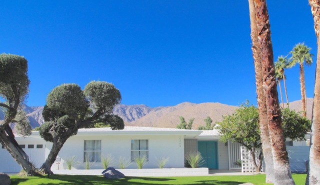 Mid-Century Style With Spectacular Mountain Views
