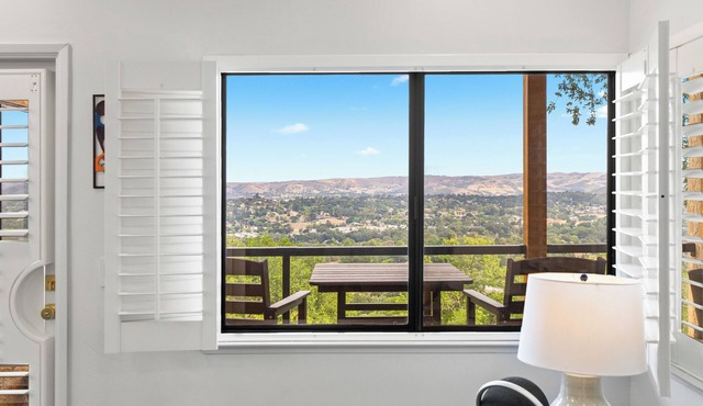 Mid-Mod Hilltop Retreat Views & Local Wildlife