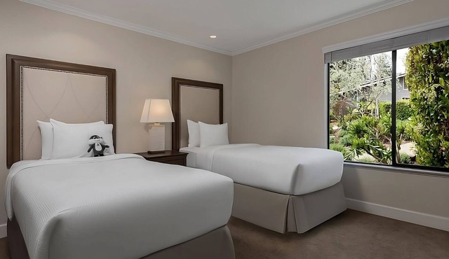 Minutes Away from Darioush Winery! 3 Relaxing Units, Onsite Golf Course!