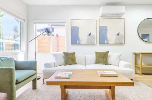 Modern 5BR Mid-City Retreat
