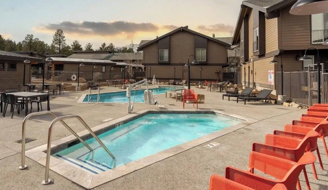 Modern Alpine Room Near Mammoth Mountain! Pool, Ski trips, Free Parking! 3 Units